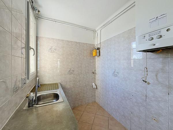 BAGNOLET LIMITE MONTREUIL, DERNIER ETAGE, 5MIN DU METRO, PETIT 3 PIECES TRAVERSANT EXPOSE EST/OUEST
