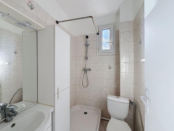 BAGNOLET LIMITE MONTREUIL, DERNIER ETAGE, 5MIN DU METRO, PETIT 3 PIECES TRAVERSANT EXPOSE EST/OUEST
