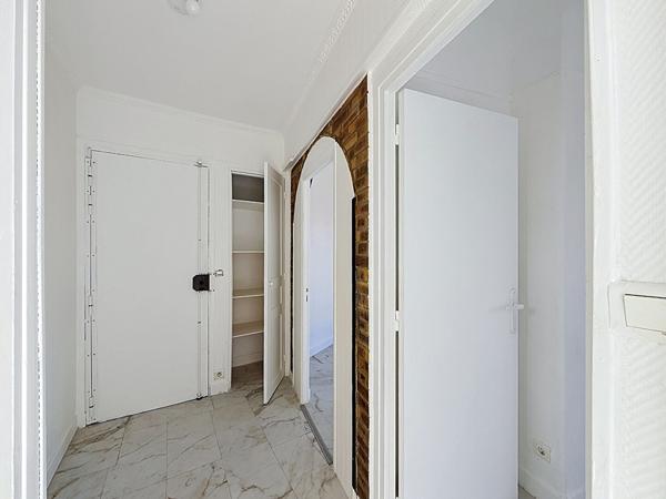 BAGNOLET LIMITE MONTREUIL, DERNIER ETAGE, 5MIN DU METRO, PETIT 3 PIECES TRAVERSANT EXPOSE EST/OUEST