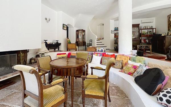 Maison à vendre    6 pièces • 245 m2 Roquefort-les-Pins