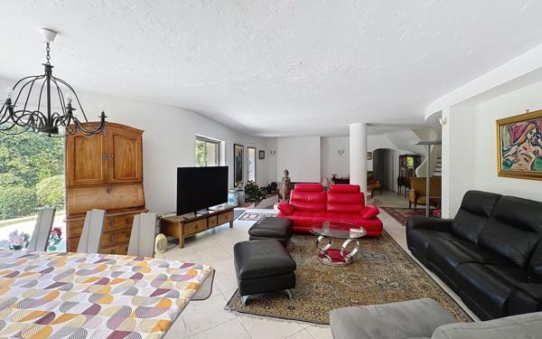 Maison à vendre    6 pièces • 245 m2 Roquefort-les-Pins