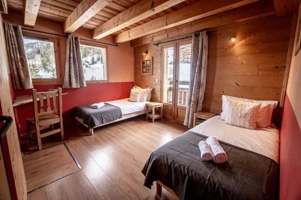 Chalet 168m² utile à La Plagne 1800 – Écrin alpin pour 11 convives avec jacuzzi & vue Mont Blanc