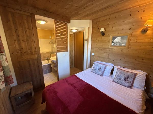Chalet 168m² utile à La Plagne 1800 – Écrin alpin pour 11 convives avec jacuzzi & vue Mont Blanc