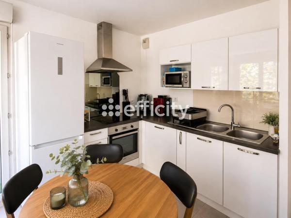 Appartement
         2 pièces
        - 38 m² 185 000 € *
