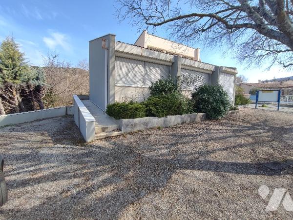 Locaux professionnels avec parking