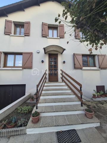 Je vous propose cet agréable appartement de 2 pièces, situé dans le quartier de la mairie, proche des commerces, des transports et à 3 minutes à pied du port aux cerises.

Il est situé au 1er et dernier étage d'une petite copropriété, et se compose, d'une pièce de vie avec cuisine ouverte, une chambre, une salle de douche avec WC.
Une magnifique terrasse de plus de 21m2 accompagne ce bien, offrant un espace de vie convivial et chaleureux supplémentaire.
Une place de stationnement est également inclus

Les +++++ : la terrasse, la place de stationnement, la proximité des commerces, des transports et du port aux cerises, faibles charges

N'hésitez pas à me contacter pour le visiter