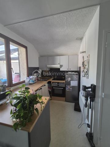 Je vous propose cet agréable appartement de 2 pièces, situé dans le quartier de la mairie, proche des commerces, des transports et à 3 minutes à pied du port aux cerises.

Il est situé au 1er et dernier étage d'une petite copropriété, et se compose, d'une pièce de vie avec cuisine ouverte, une chambre, une salle de douche avec WC.
Une magnifique terrasse de plus de 21m2 accompagne ce bien, offrant un espace de vie convivial et chaleureux supplémentaire.
Une place de stationnement est également inclus

Les +++++ : la terrasse, la place de stationnement, la proximité des commerces, des transports et du port aux cerises, faibles charges

N'hésitez pas à me contacter pour le visiter