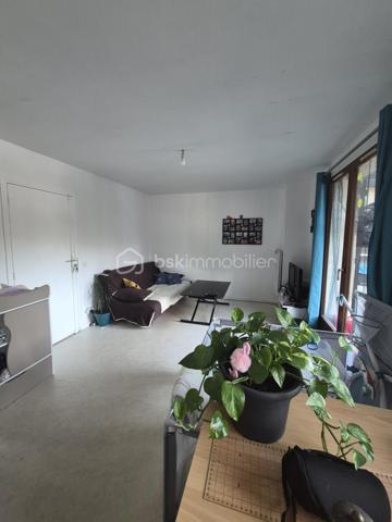 Je vous propose cet agréable appartement de 2 pièces, situé dans le quartier de la mairie, proche des commerces, des transports et à 3 minutes à pied du port aux cerises.

Il est situé au 1er et dernier étage d'une petite copropriété, et se compose, d'une pièce de vie avec cuisine ouverte, une chambre, une salle de douche avec WC.
Une magnifique terrasse de plus de 21m2 accompagne ce bien, offrant un espace de vie convivial et chaleureux supplémentaire.
Une place de stationnement est également inclus

Les +++++ : la terrasse, la place de stationnement, la proximité des commerces, des transports et du port aux cerises, faibles charges

N'hésitez pas à me contacter pour le visiter