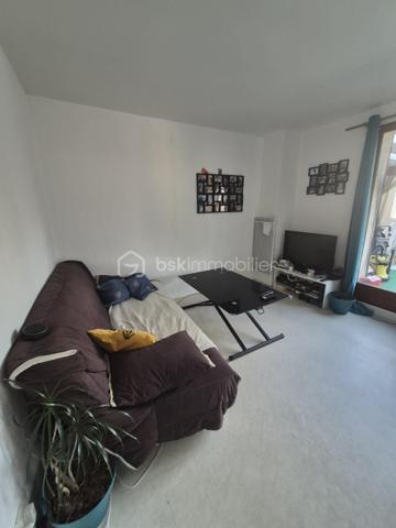 Je vous propose cet agréable appartement de 2 pièces, situé dans le quartier de la mairie, proche des commerces, des transports et à 3 minutes à pied du port aux cerises.

Il est situé au 1er et dernier étage d'une petite copropriété, et se compose, d'une pièce de vie avec cuisine ouverte, une chambre, une salle de douche avec WC.
Une magnifique terrasse de plus de 21m2 accompagne ce bien, offrant un espace de vie convivial et chaleureux supplémentaire.
Une place de stationnement est également inclus

Les +++++ : la terrasse, la place de stationnement, la proximité des commerces, des transports et du port aux cerises, faibles charges

N'hésitez pas à me contacter pour le visiter