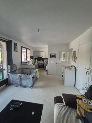 Je vous propose cet agréable appartement de 2 pièces, situé dans le quartier de la mairie, proche des commerces, des transports et à 3 minutes à pied du port aux cerises.

Il est situé au 1er et dernier étage d'une petite copropriété, et se compose, d'une pièce de vie avec cuisine ouverte, une chambre, une salle de douche avec WC.
Une magnifique terrasse de plus de 21m2 accompagne ce bien, offrant un espace de vie convivial et chaleureux supplémentaire.
Une place de stationnement est également inclus

Les +++++ : la terrasse, la place de stationnement, la proximité des commerces, des transports et du port aux cerises, faibles charges

N'hésitez pas à me contacter pour le visiter