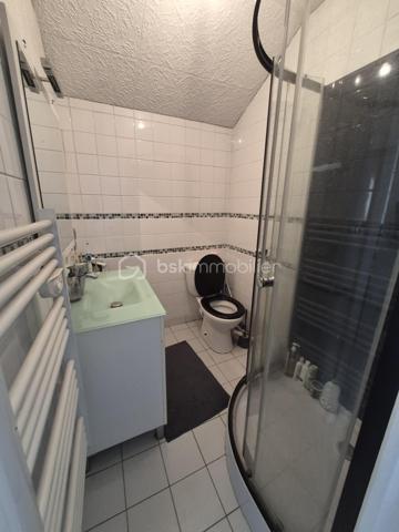 Je vous propose cet agréable appartement de 2 pièces, situé dans le quartier de la mairie, proche des commerces, des transports et à 3 minutes à pied du port aux cerises.

Il est situé au 1er et dernier étage d'une petite copropriété, et se compose, d'une pièce de vie avec cuisine ouverte, une chambre, une salle de douche avec WC.
Une magnifique terrasse de plus de 21m2 accompagne ce bien, offrant un espace de vie convivial et chaleureux supplémentaire.
Une place de stationnement est également inclus

Les +++++ : la terrasse, la place de stationnement, la proximité des commerces, des transports et du port aux cerises, faibles charges

N'hésitez pas à me contacter pour le visiter