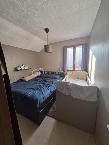 Je vous propose cet agréable appartement de 2 pièces, situé dans le quartier de la mairie, proche des commerces, des transports et à 3 minutes à pied du port aux cerises.

Il est situé au 1er et dernier étage d'une petite copropriété, et se compose, d'une pièce de vie avec cuisine ouverte, une chambre, une salle de douche avec WC.
Une magnifique terrasse de plus de 21m2 accompagne ce bien, offrant un espace de vie convivial et chaleureux supplémentaire.
Une place de stationnement est également inclus

Les +++++ : la terrasse, la place de stationnement, la proximité des commerces, des transports et du port aux cerises, faibles charges

N'hésitez pas à me contacter pour le visiter