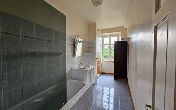 Maison à vendre    7 pièces •  Saint-Palais