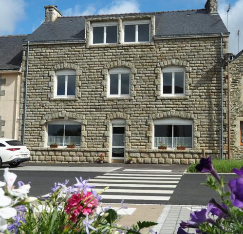 Remungol - Immeuble 157 m² + 50 m² complémentaires avec petit espace jardin intérieur