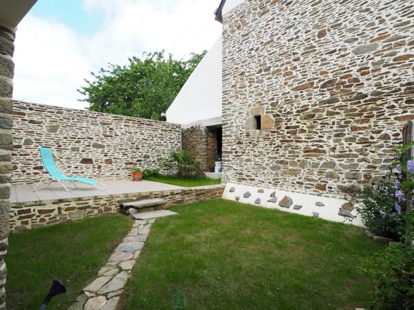 Remungol - Immeuble 157 m² + 50 m² complémentaires avec petit espace jardin intérieur