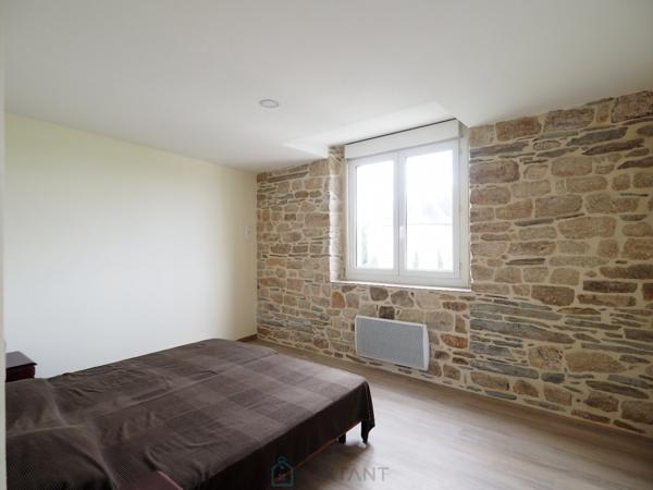 Remungol - Immeuble 157 m² + 50 m² complémentaires avec petit espace jardin intérieur