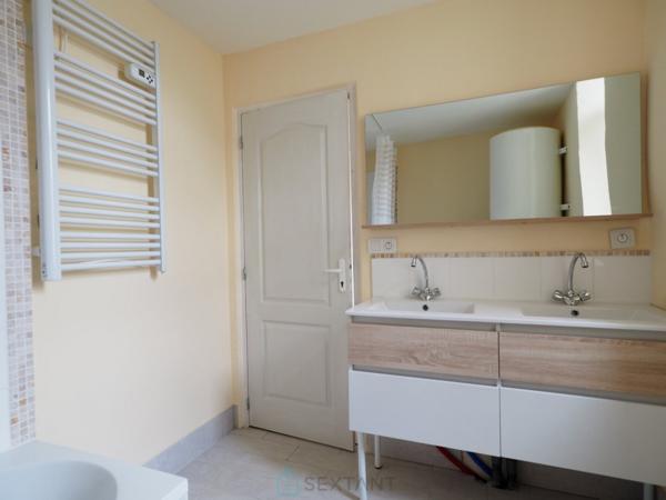 Remungol - Immeuble 157 m² + 50 m² complémentaires avec petit espace jardin intérieur