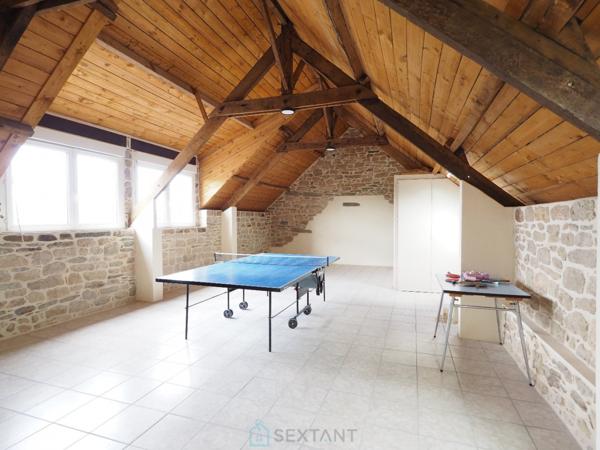 Remungol - Immeuble 157 m² + 50 m² complémentaires avec petit espace jardin intérieur