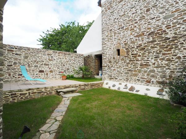 Remungol - Immeuble 157 m² + 50 m² complémentaires avec petit espace jardin intérieur