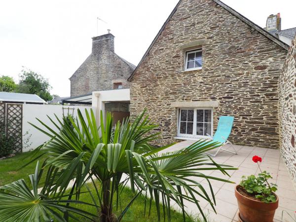 Remungol - Immeuble 157 m² + 50 m² complémentaires avec petit espace jardin intérieur