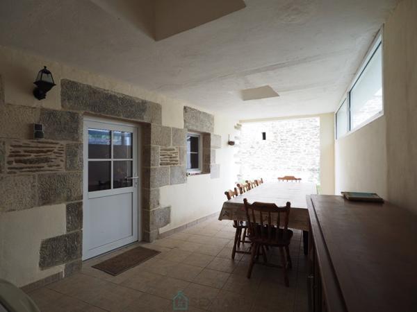 Remungol - Immeuble 157 m² + 50 m² complémentaires avec petit espace jardin intérieur