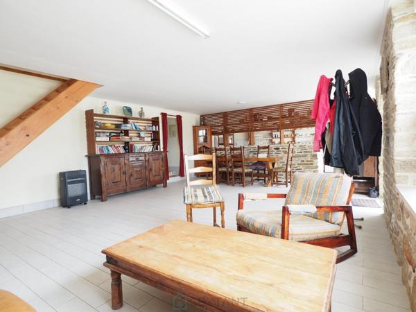 Remungol - Immeuble 157 m² + 50 m² complémentaires avec petit espace jardin intérieur