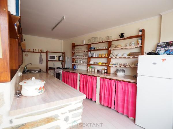 Remungol - Immeuble 157 m² + 50 m² complémentaires avec petit espace jardin intérieur