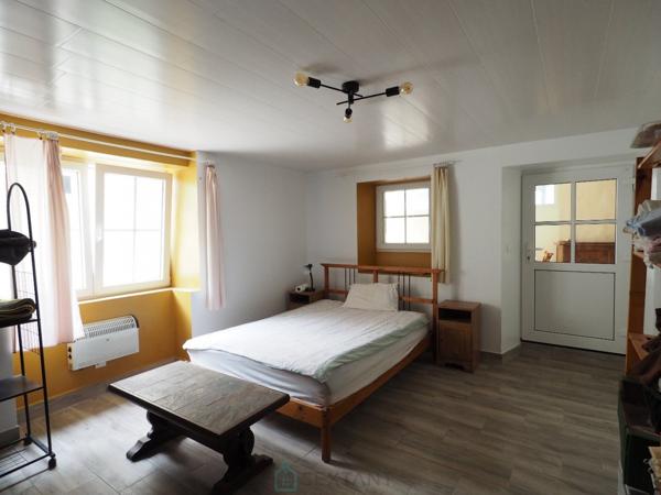 Remungol - Immeuble 157 m² + 50 m² complémentaires avec petit espace jardin intérieur