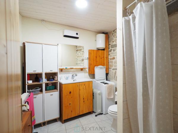 Remungol - Immeuble 157 m² + 50 m² complémentaires avec petit espace jardin intérieur