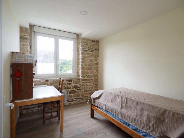 Remungol - Immeuble 157 m² + 50 m² complémentaires avec petit espace jardin intérieur