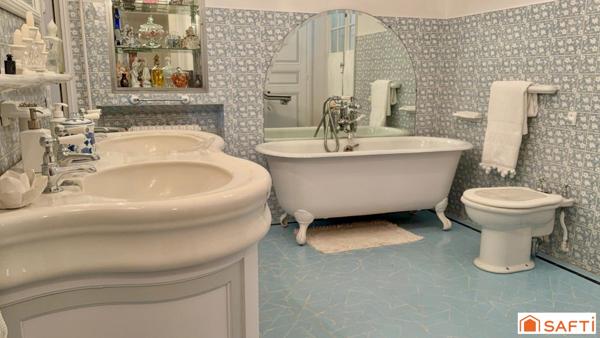 Propriété d'exception - Manoir du XVI siècle avec maison de gardien; dépendances et caves troglodytes