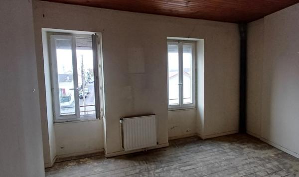 Maison à vendre 4 pièces LE GOND PONTOUVRE (16) à rénover avec cour