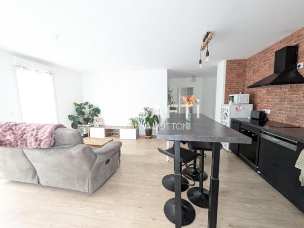 SALES 74150 - appartement T4 avec garage double