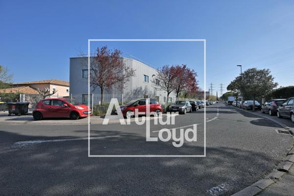 Bâtiment indépendant à louer à Saint-Jean-de-Védas avec 28 parkings privatifs