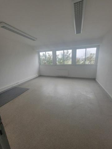 Bureaux à louer 200 m² – Châtellerault Nord – Visibilité commerciale et accessibilité immédiate axe très fréquenté