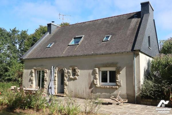 Maison d'habitation située en campagne à Quimerc'h (29590) comprenant : entrée, cuisine équipée...