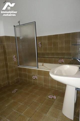 Maison d'habitation située en campagne à Quimerc'h (29590) comprenant : entrée, cuisine équipée...