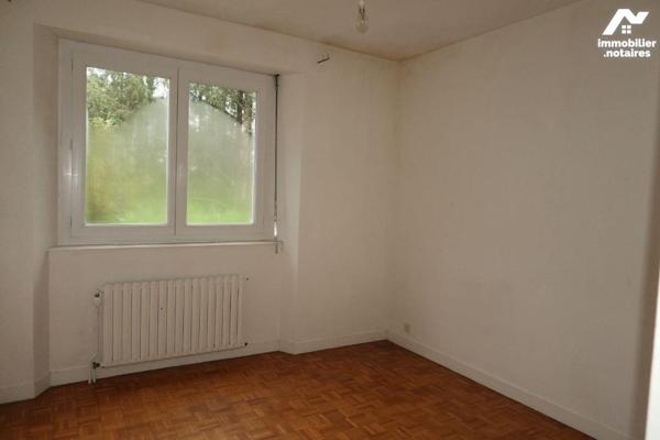 Maison d'habitation située en campagne à Quimerc'h (29590) comprenant : entrée, cuisine équipée...