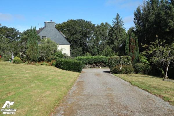 Maison d'habitation située en campagne à Quimerc'h (29590) comprenant : entrée, cuisine équipée...