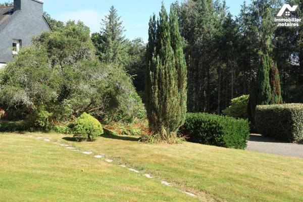 Maison d'habitation située en campagne à Quimerc'h (29590) comprenant : entrée, cuisine équipée...