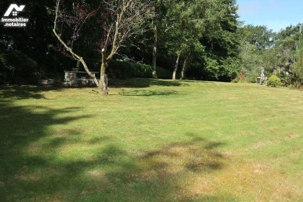 Maison d'habitation située en campagne à Quimerc'h (29590) comprenant : entrée, cuisine équipée...