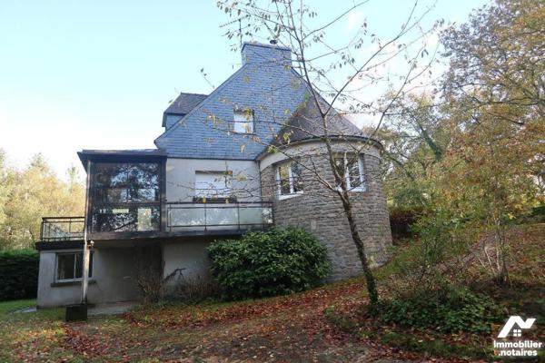 Maison d'habitation située en campagne à Quimerc'h (29590) comprenant : entrée, cuisine équipée...