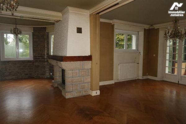 Maison d'habitation située en campagne à Quimerc'h (29590) comprenant : entrée, cuisine équipée...