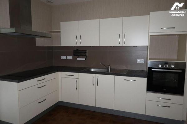 Maison d'habitation située en campagne à Quimerc'h (29590) comprenant : entrée, cuisine équipée...