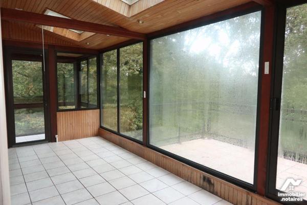 Maison d'habitation située en campagne à Quimerc'h (29590) comprenant : entrée, cuisine équipée...