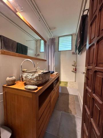 A VENDRE VUE MER SUR POINTE -NOIRE ENSEMBLE IMMOBILER DE 2 APPARTEMENTS DANS GRANDE VILLA ET UN BUNGALOW SUR 810 M² DE TERRAIN