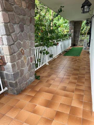 A VENDRE VUE MER SUR POINTE -NOIRE ENSEMBLE IMMOBILER DE 2 APPARTEMENTS DANS GRANDE VILLA ET UN BUNGALOW SUR 810 M² DE TERRAIN