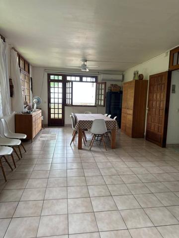 A VENDRE VUE MER SUR POINTE -NOIRE ENSEMBLE IMMOBILER DE 2 APPARTEMENTS DANS GRANDE VILLA ET UN BUNGALOW SUR 810 M² DE TERRAIN