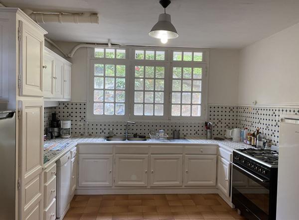 A VENDRE VUE MER SUR POINTE -NOIRE ENSEMBLE IMMOBILER DE 2 APPARTEMENTS DANS GRANDE VILLA ET UN BUNGALOW SUR 810 M² DE TERRAIN