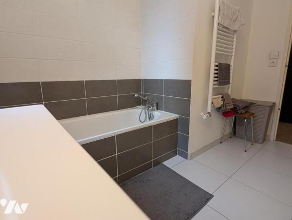 MIRIBEL T3 AVEC BALCON CAVE GARAGE ET PLACE DE PARKING